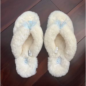 UGG Fluffy Thong Slippers with light blue bow and sole. Size 7